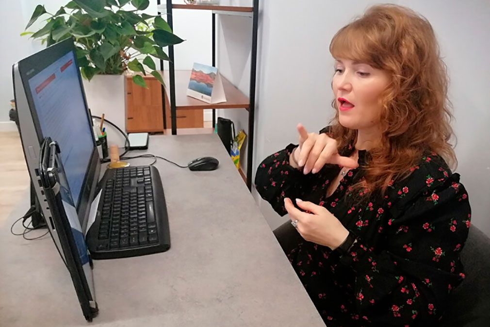 Центр «Говори руками» помог тысячам москвичей с нарушениями слуха