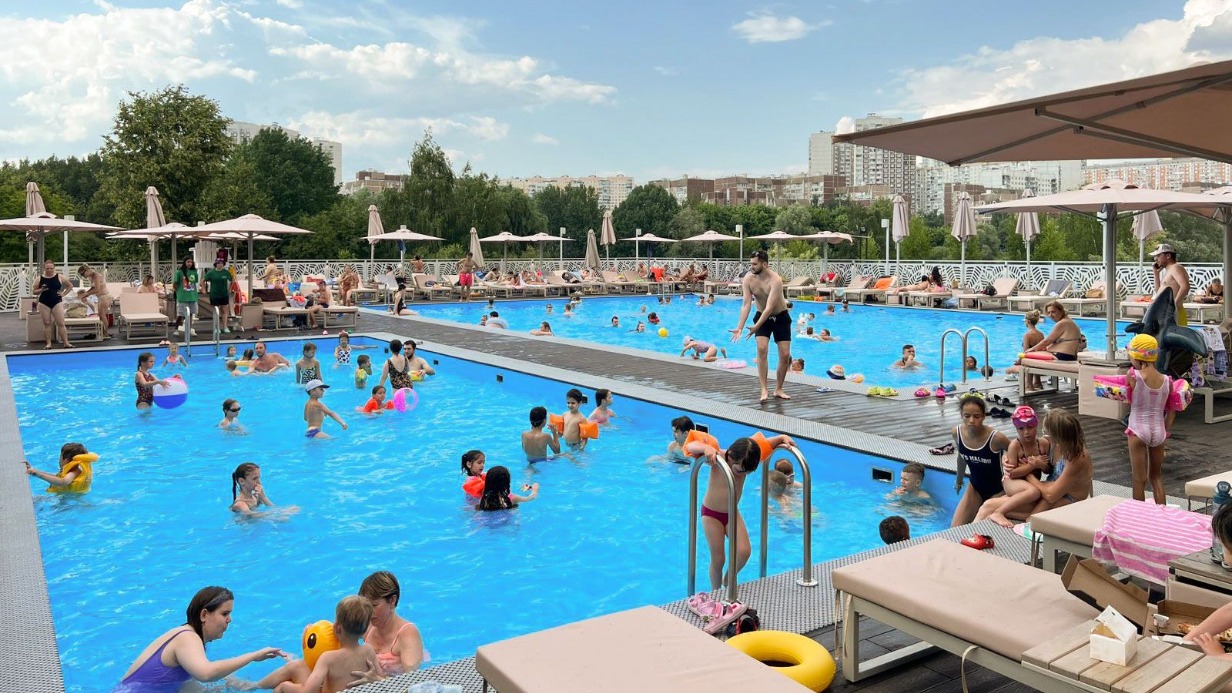 Открытые бассейны стали популярным местом отдыха в Москве