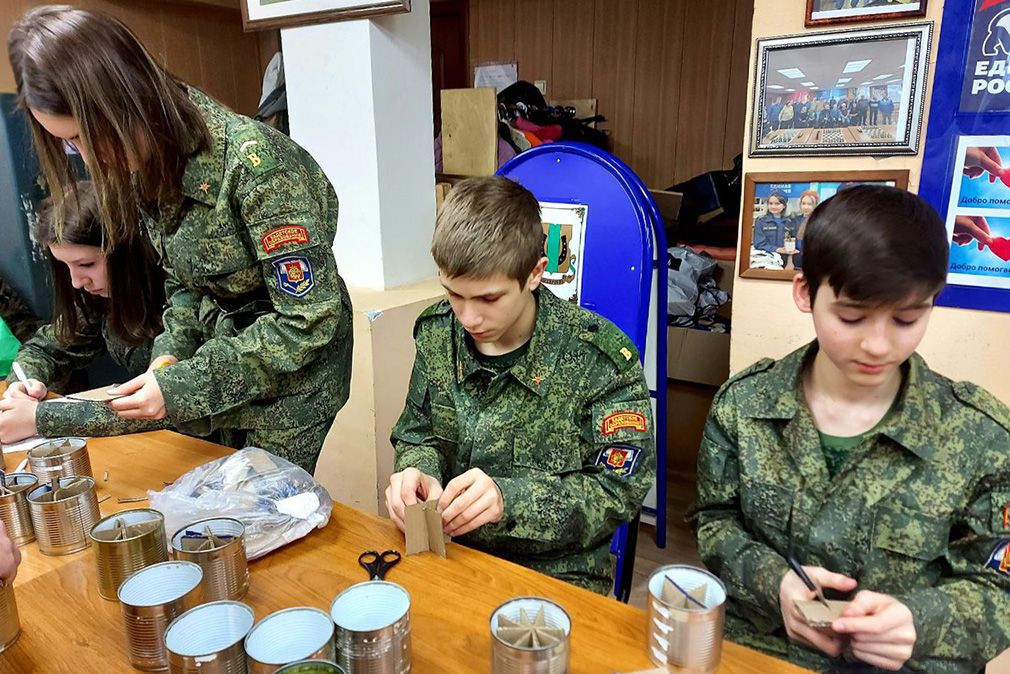 460 московских школ системно помогают бойцам СВО