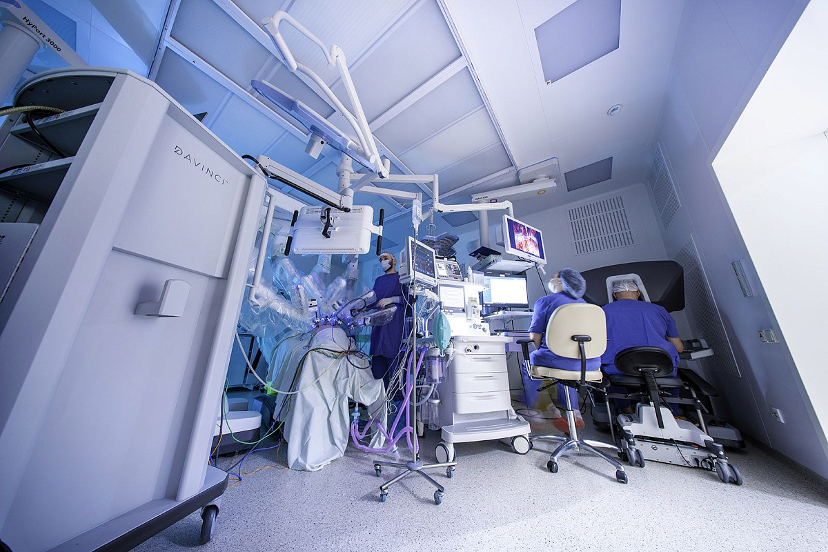 Роботы в московских больницах: от хирургии до логистики