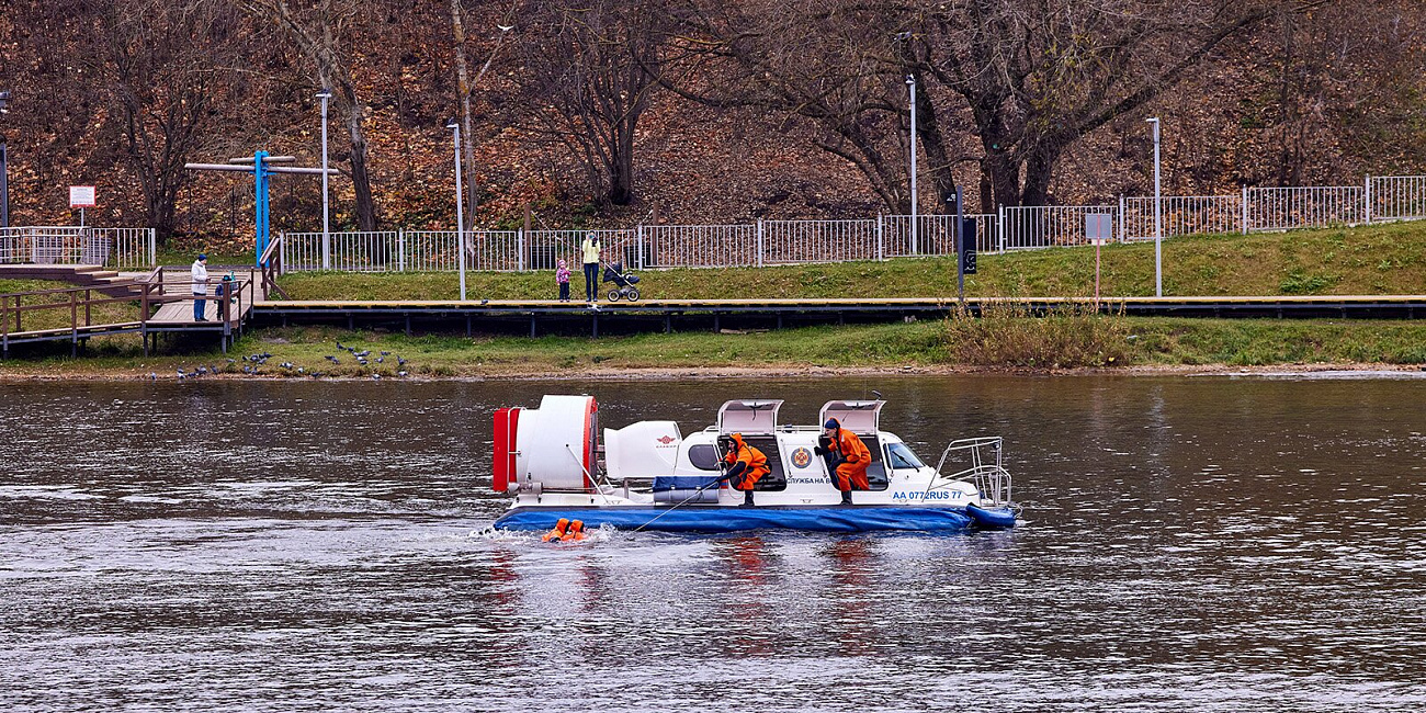 На льду и под водой: спасатели — о работе на водоемах столицы зимой