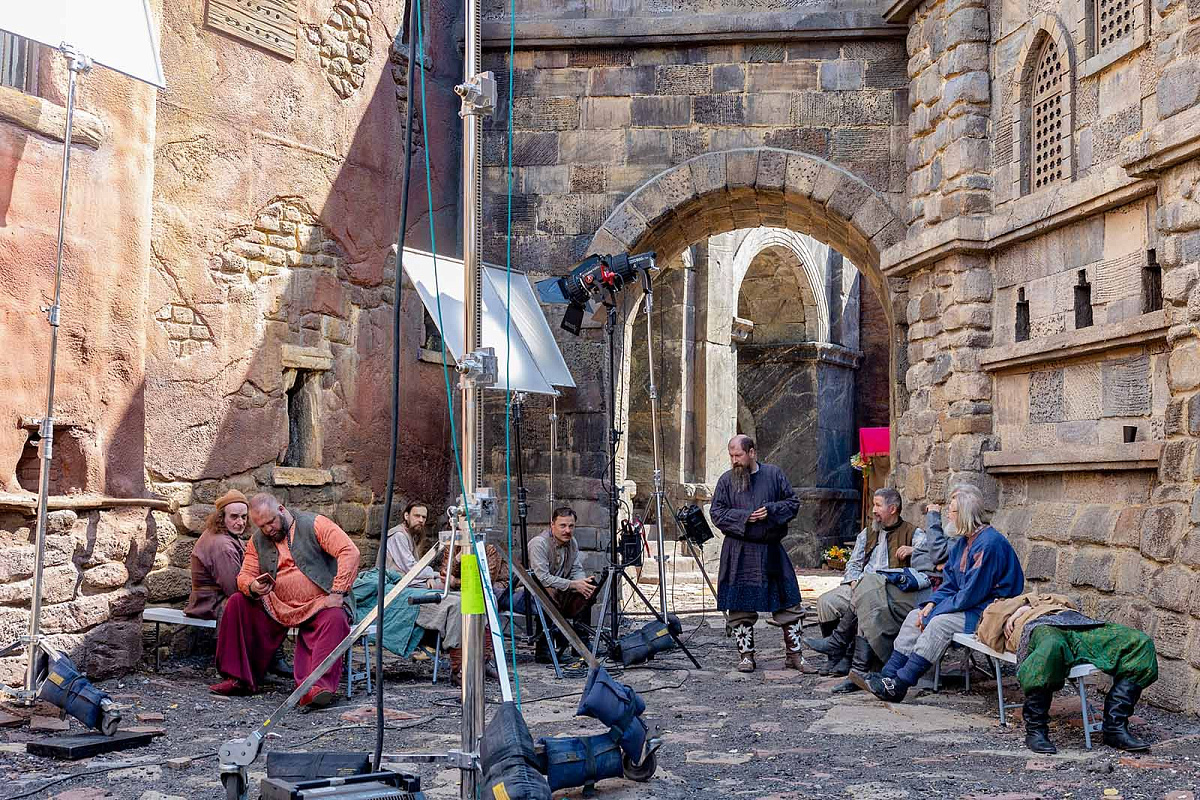 Ученики медиаклассов начали проходить практику в кинопарке «Москино»