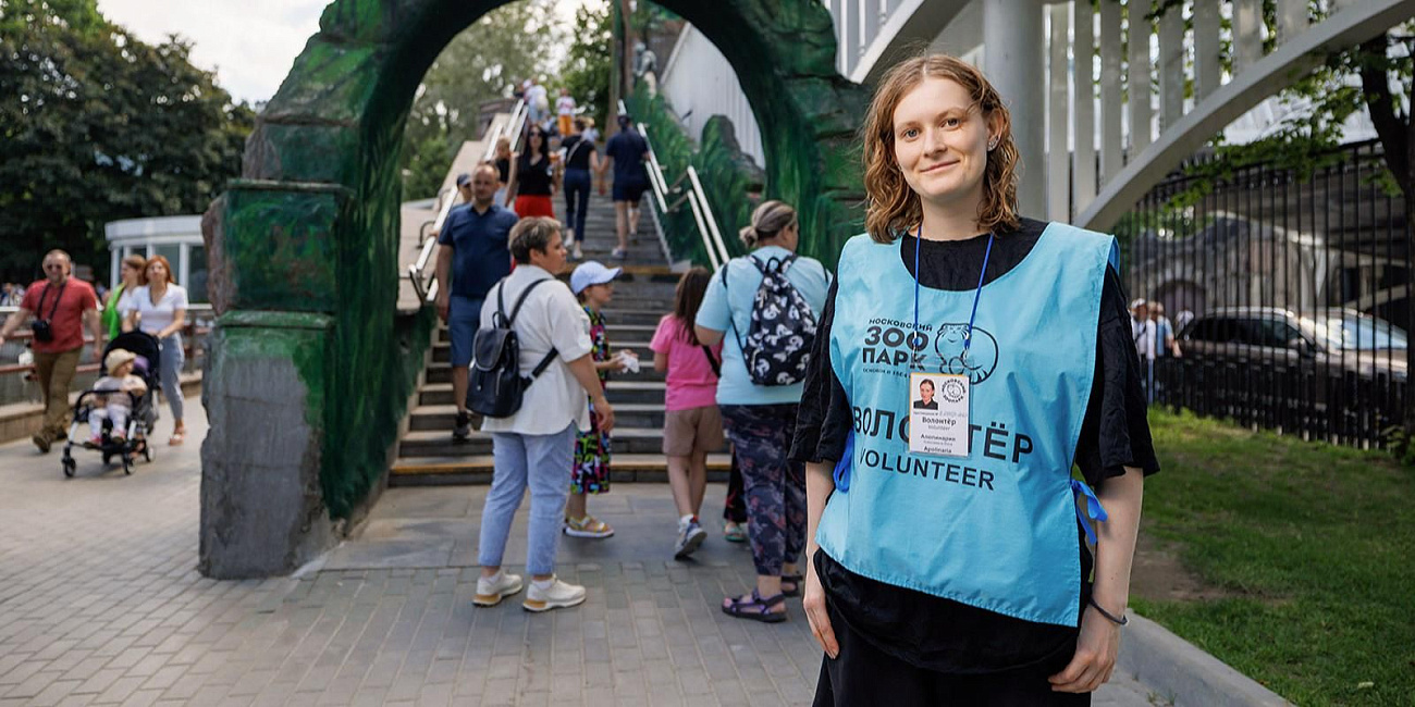 Как волонтеры помогают посетителям Московского зоопарка