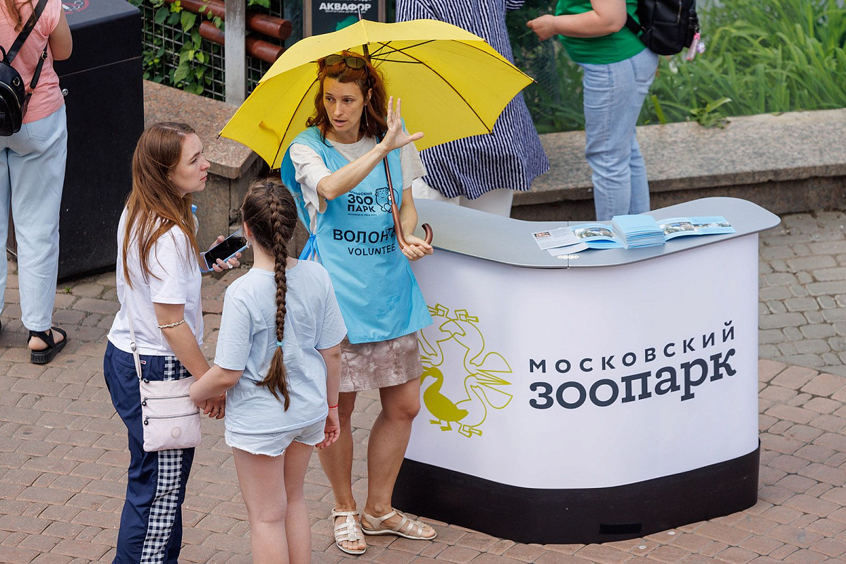 Как волонтеры помогают посетителям Московского зоопарка