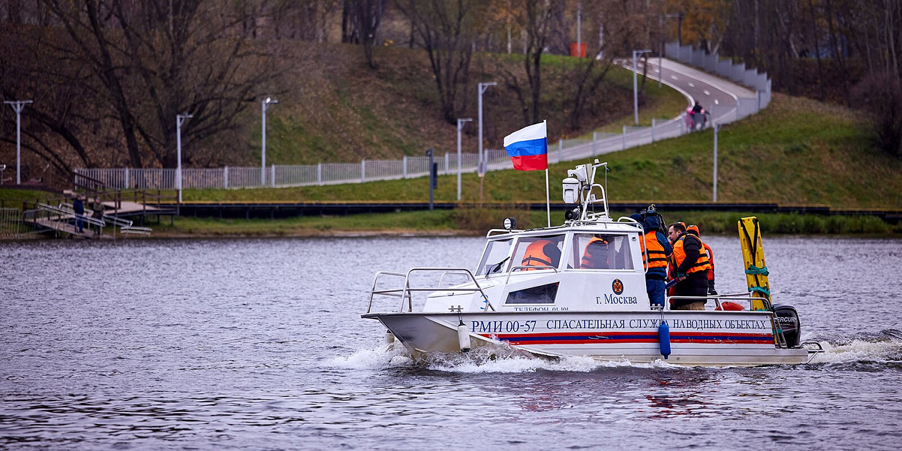 На льду и под водой: спасатели — о работе на водоемах столицы зимой