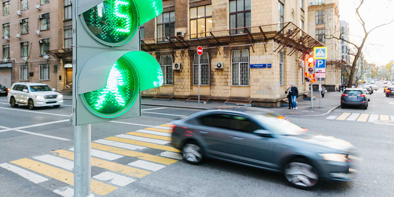 На страже безопасности: на каких улицах Москвы обновляют светофоры