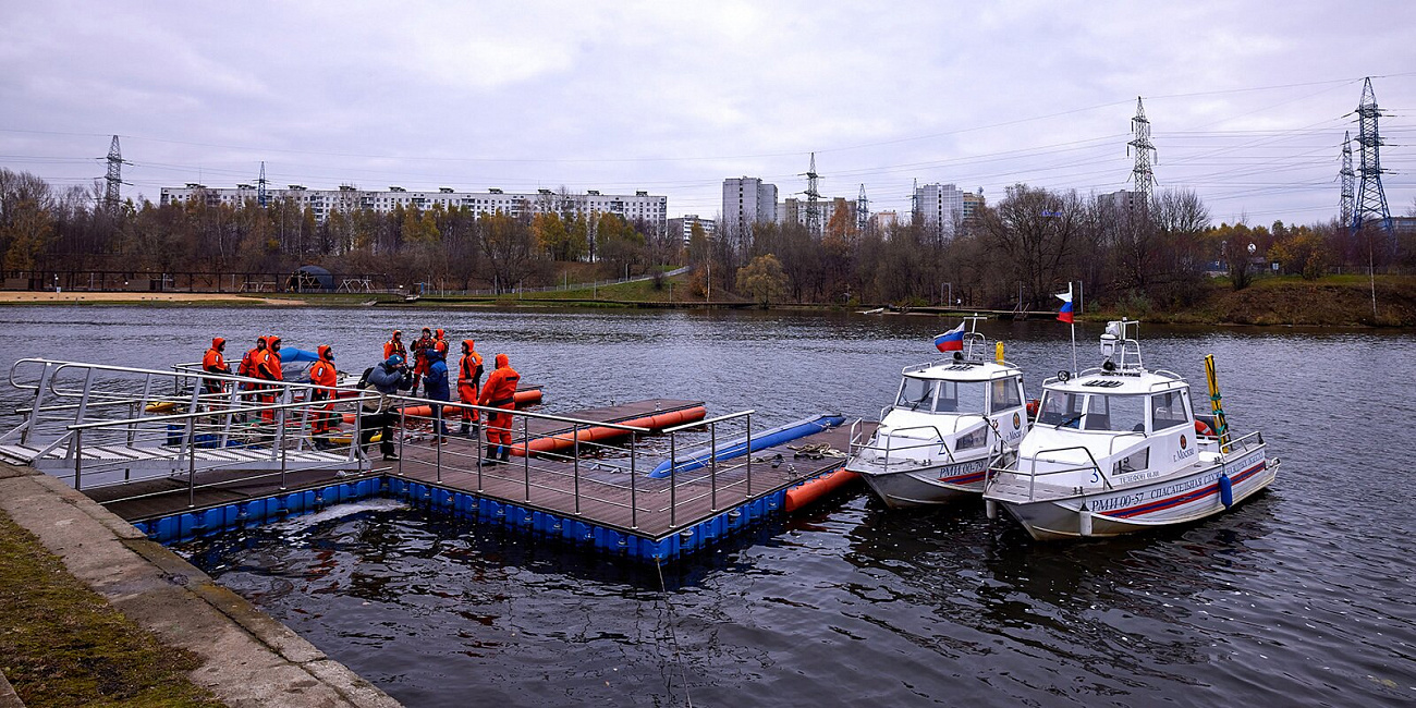 На льду и под водой: спасатели — о работе на водоемах столицы зимой