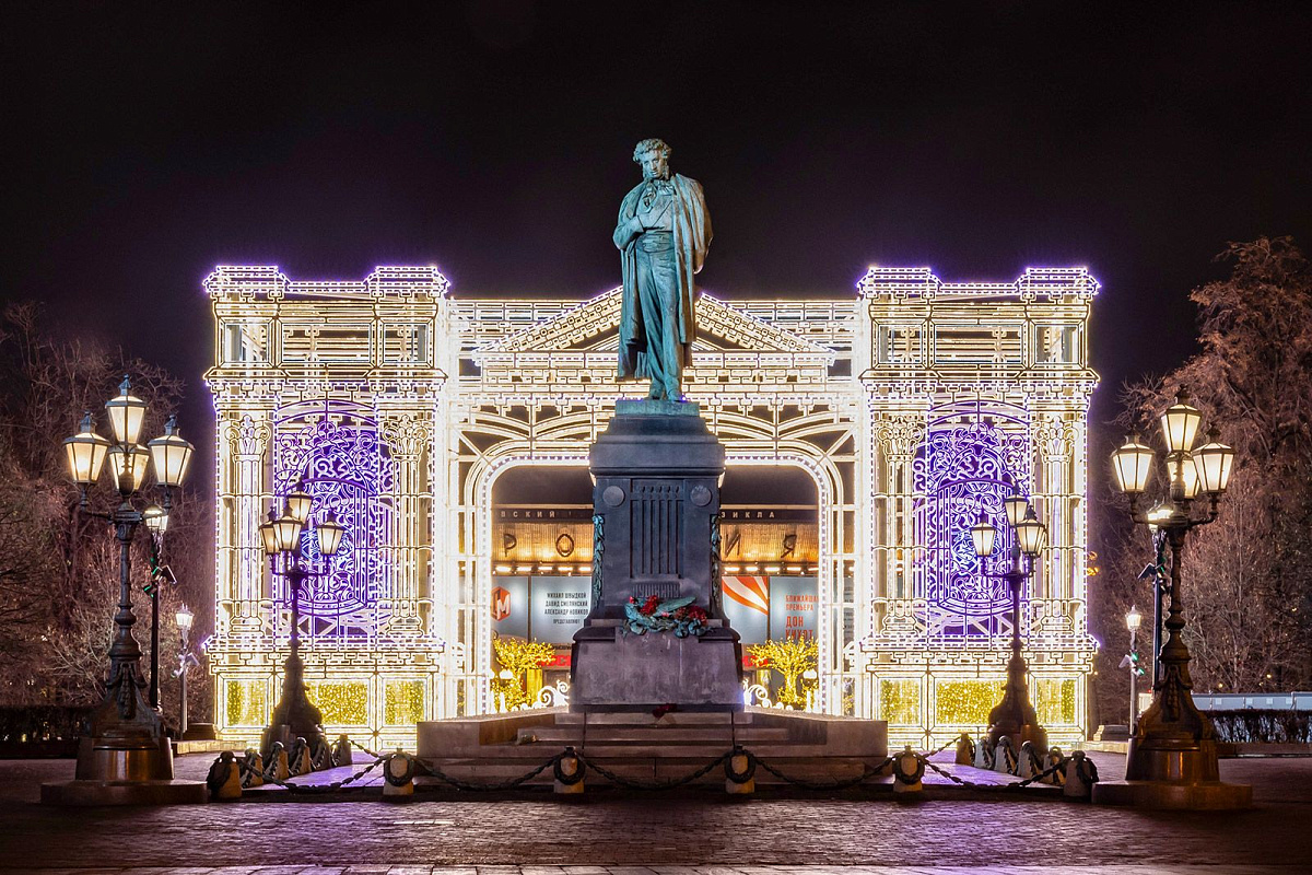 Более тысячи новогодних елей установили в Москве